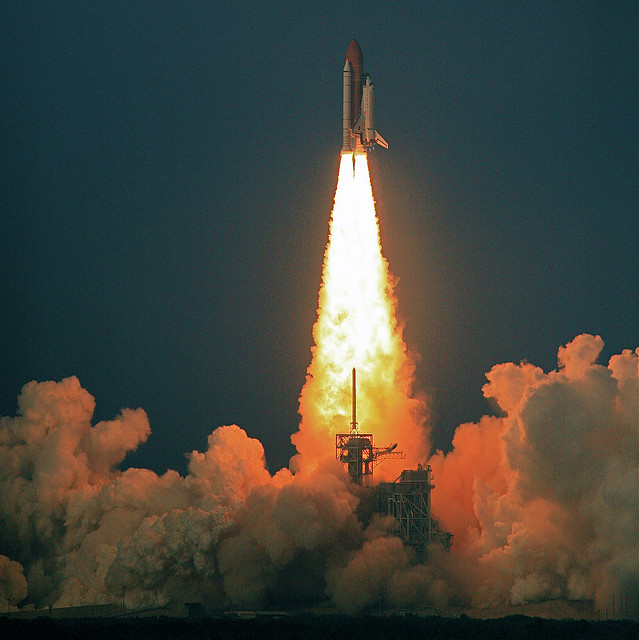 The Space Shuttle Endeavour launching in 2007, carrying astronauts into space and back. By 2027 Mars One plans to send colonists on a one-way journey to Mars. Image: Shuttle Endeavour Blastoff by Steve Jurvetson licensed under creative commons via flickr.